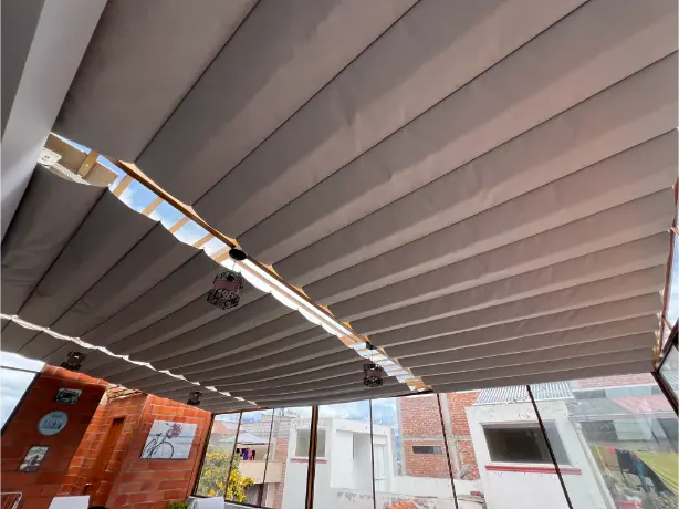 Cortina pérgola blanca resistente a lluvia en jardín