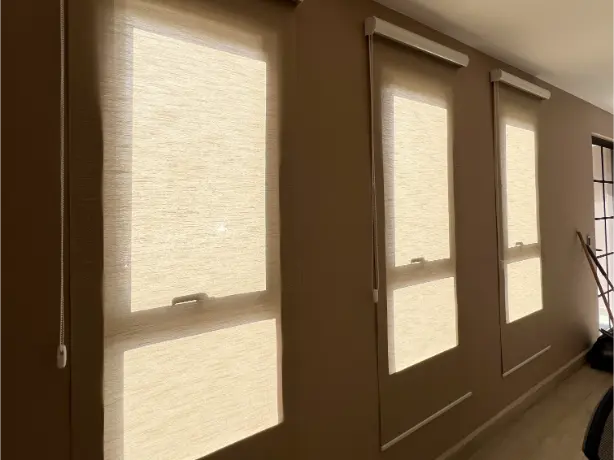 Cortina roller screen blanca visión unilateral en oficina