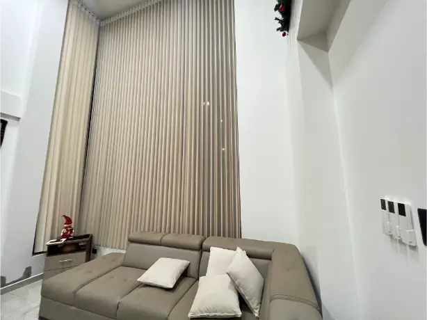 Cortina Dreams Blinds blanco con ángulo abierto en terraza