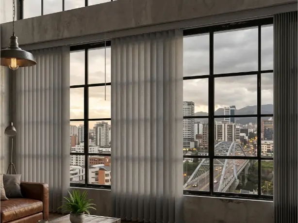 Persianas verticales PVC gris para ventanal de oficina