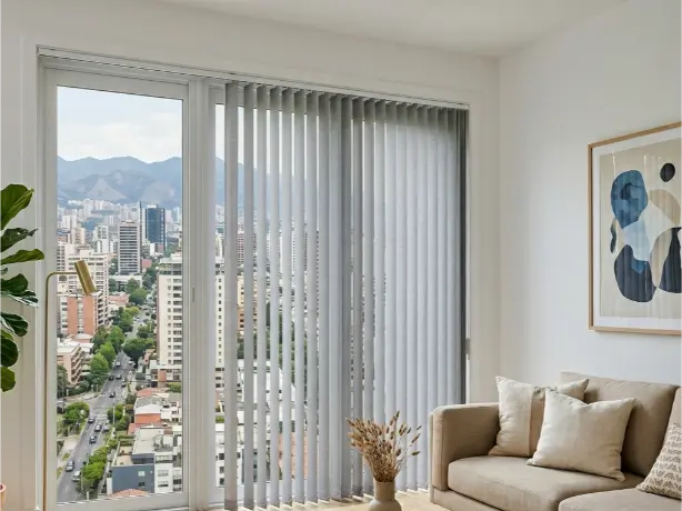 Persianas verticales PVC beige con luz natural en comedor