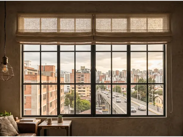 Cortina romana gris pizarra con forro blackout en dormitorio