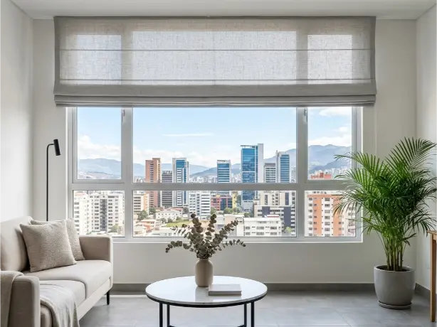 Cortina romana verde musgo con textura gruesa en comedor