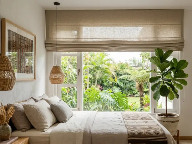 Cortina romana beige lino con caída suave en salón