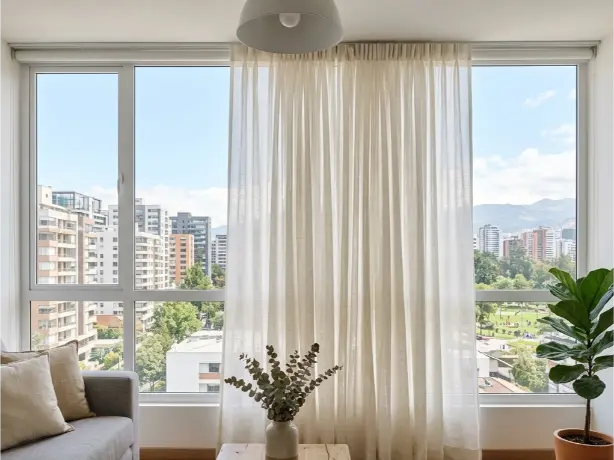 Cortina velo estampado floral blanco en salón