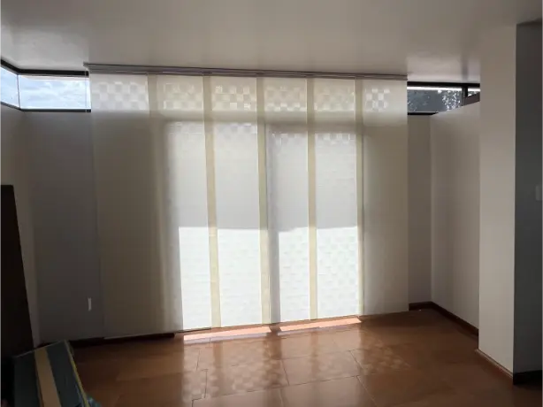 Panel japonés gris con textura en dormitorio principal