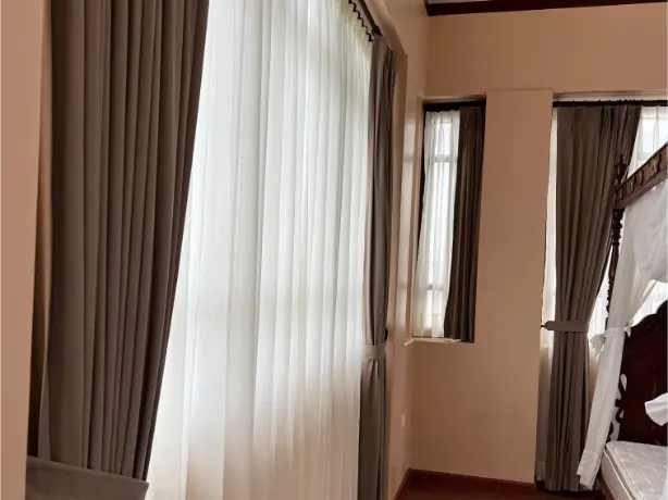 Cortina tradicional blanca y gris con velo en sala