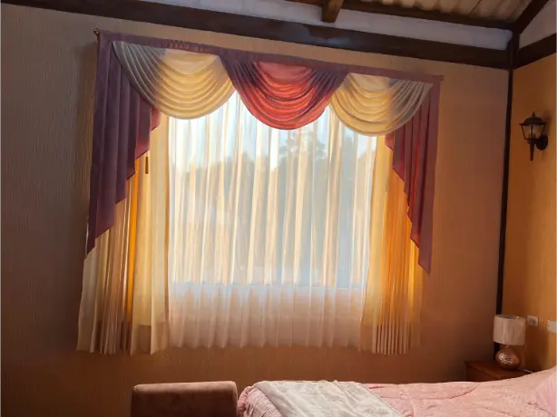 Cortina tradicional concha tricolor con velo en dormitorio