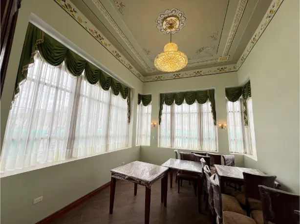 Cortina tradicional concha verde para salón de reuniones