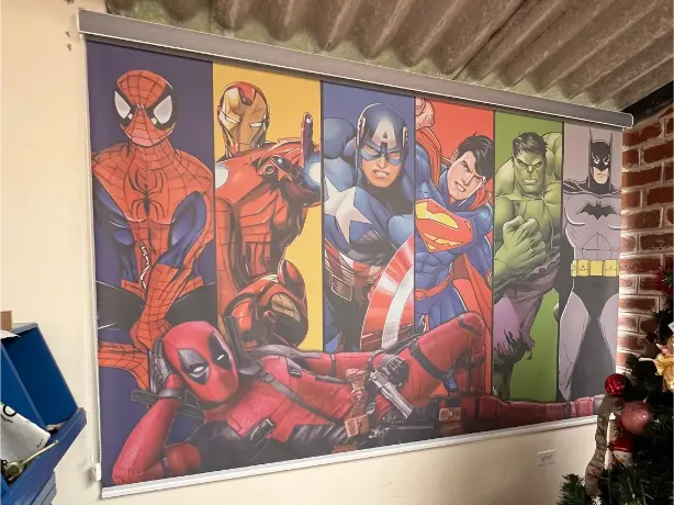 Cortina impresa Marvel superhéroes en habitación infantil