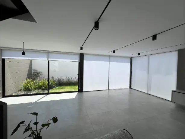 Panel japonés beige lino deslizante en salón amplio