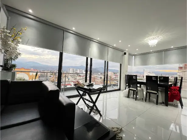 Persiana blackout gris con vista ciudad en salón de reuniones