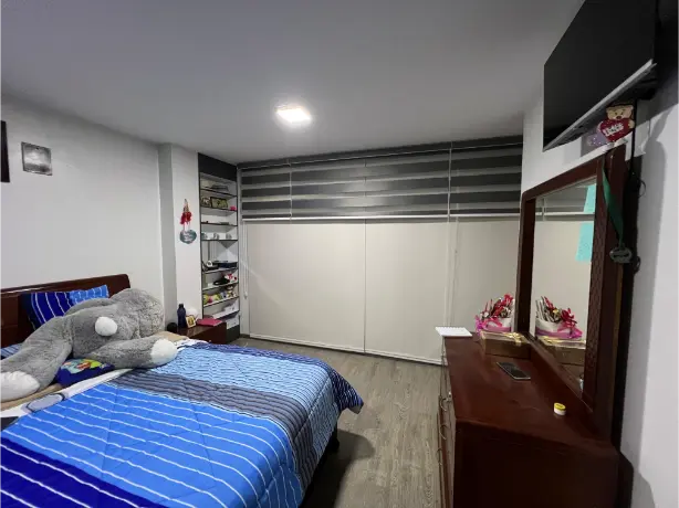 Cortina blackout blanca para ventanal en habitación principal