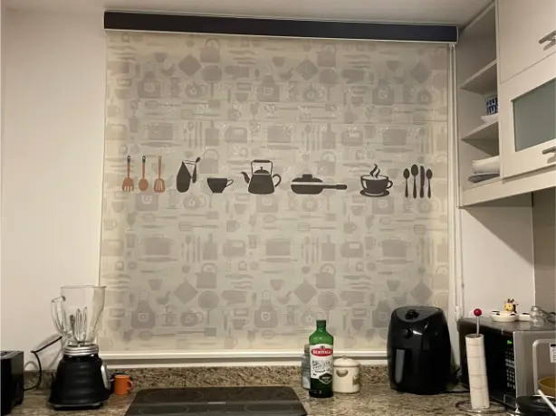 Cortina impresa cocina frutas y utensilios en cocina