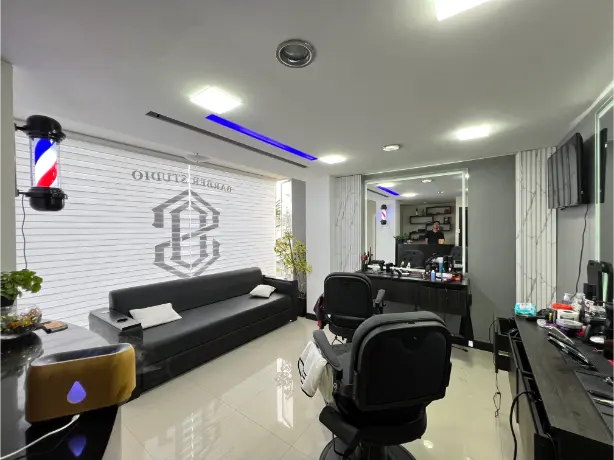 Cortina impresa barbería tijeras y navaja en local