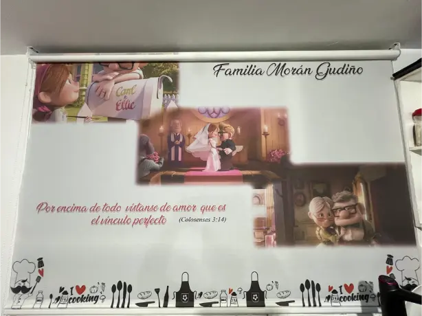 Cortina impresa Up globos y casa en salón familiar