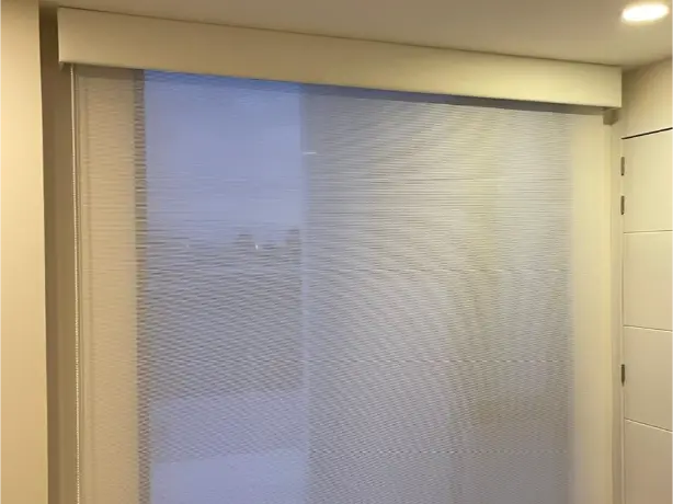 Cortina roller screen beige con cajón en dormitorio