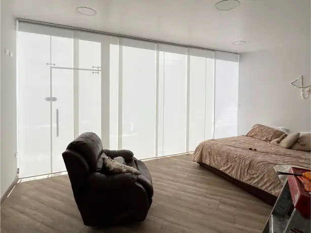 Panel japonés blanco semitranslúcido en comedor