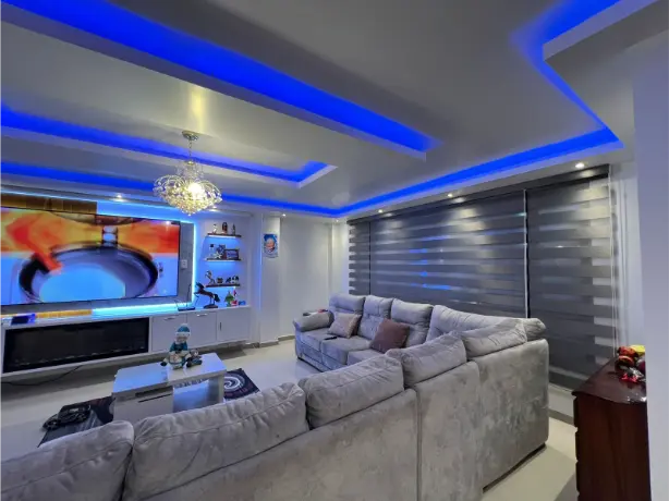 Cortina zebra gris claro con luz led en sala moderna