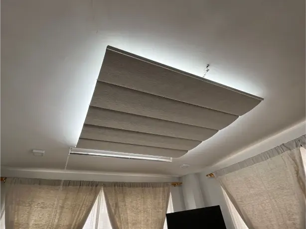 Cortina pérgola beige filtrando luz en terraza exterior