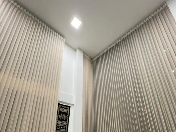 Cortina Dreams Blinds gris con ángulo cerrado en dormitorio