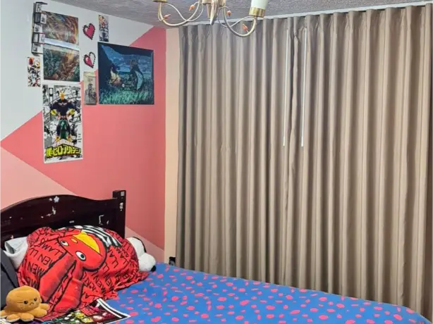 Cortinas ondas perfectas en dormitorio con luz natural