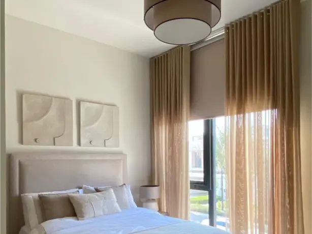 Detalle de cortinas ondas perfectas en tejido premium