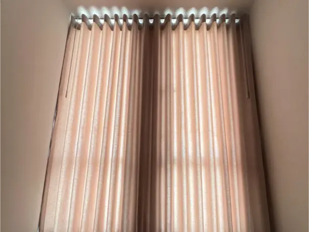 Cortinas con ondas perfectas gris en salón elegante