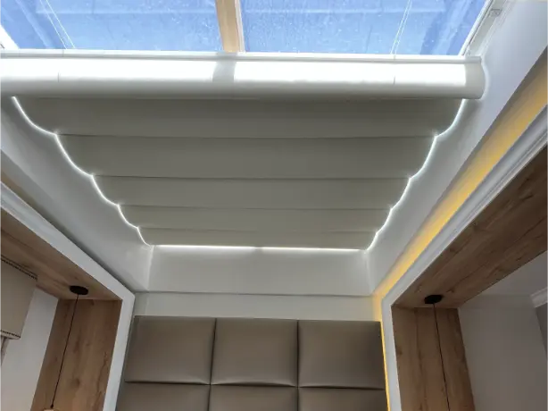 Cortina claraboya antracita motorizada en oficina